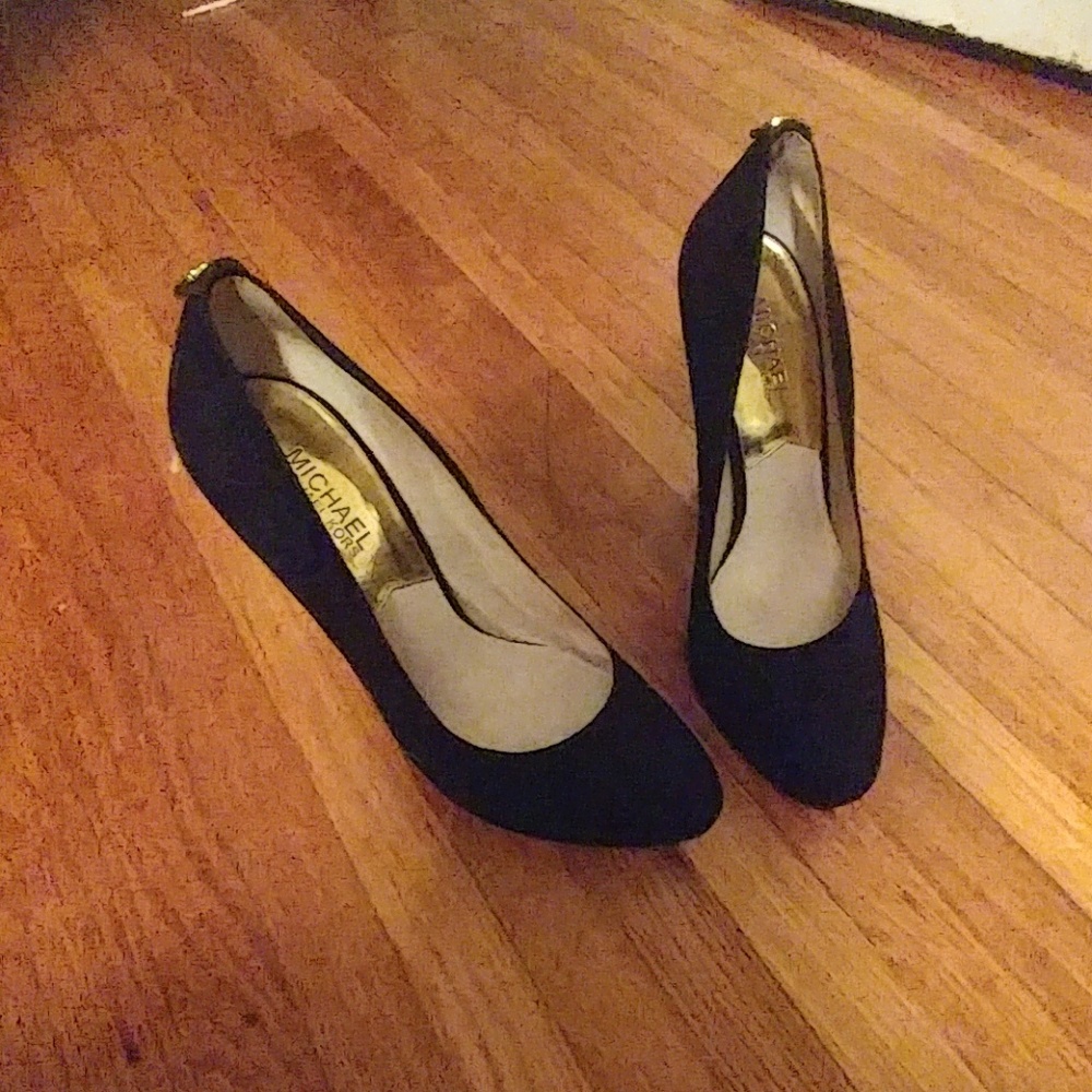 Micheal Kors black pumps